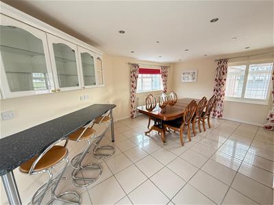 LIVING/DINING AREA